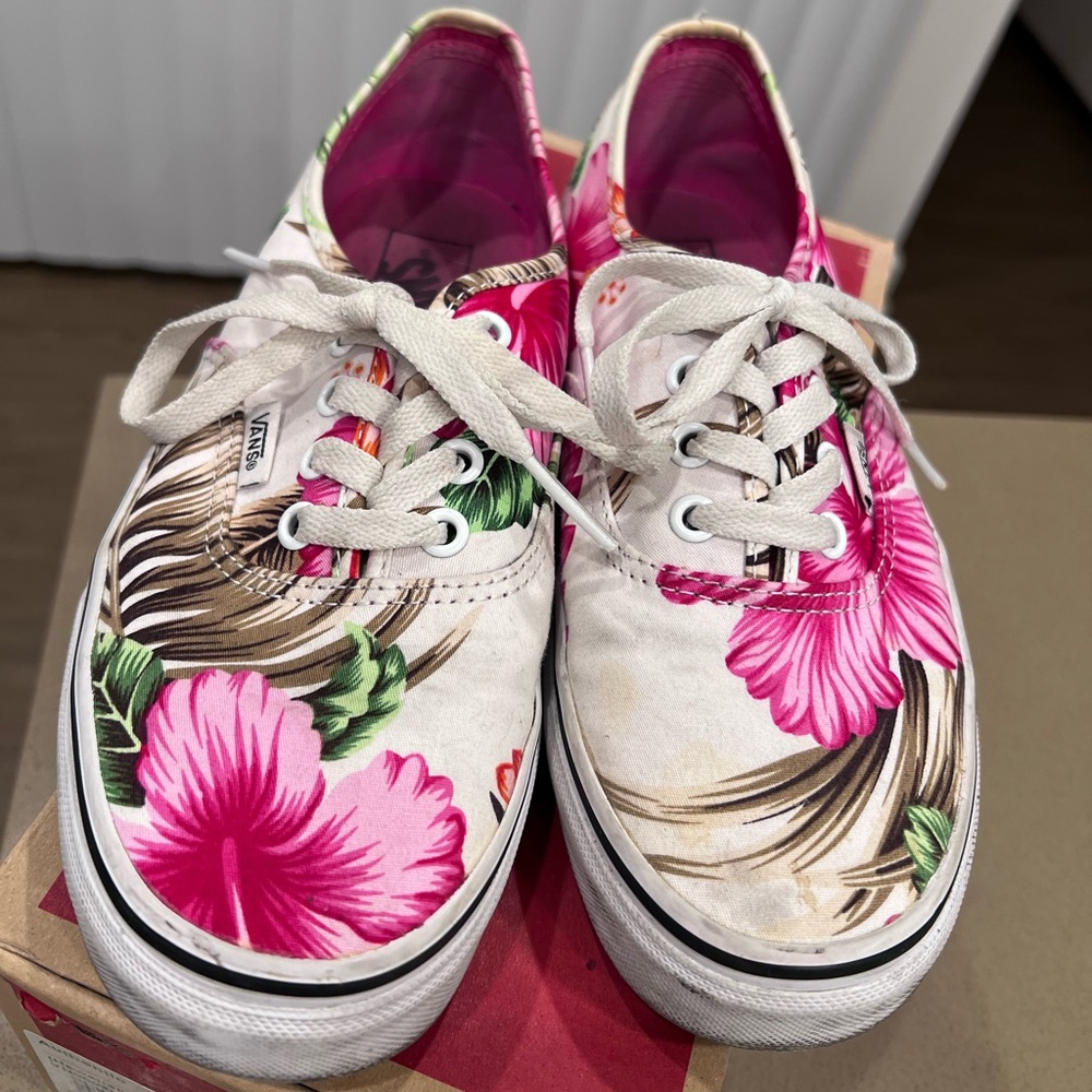 Used Pink Hawaiian Vans! Limited edition Hawaiian, comes with original box